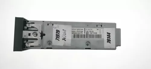 C105EG - WISSELAAR (CAN) ZIT ONDER RADIO IN DASHBOARD/