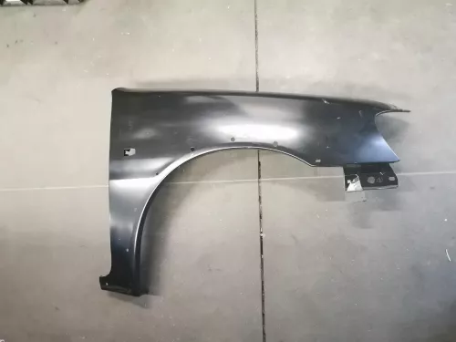 NT SCHERM TYPE MET SKIRT EN ZIJKNIPPERLICHT/ VIN